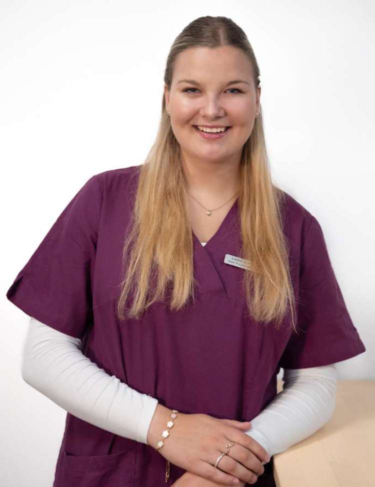 Leslie Burkhard / Auszubildende zur Medizinischen Praxis-Assistentin (MPA) / Kinderarztpraxis kinderärzte am werk / Rheinfelden - Aargau